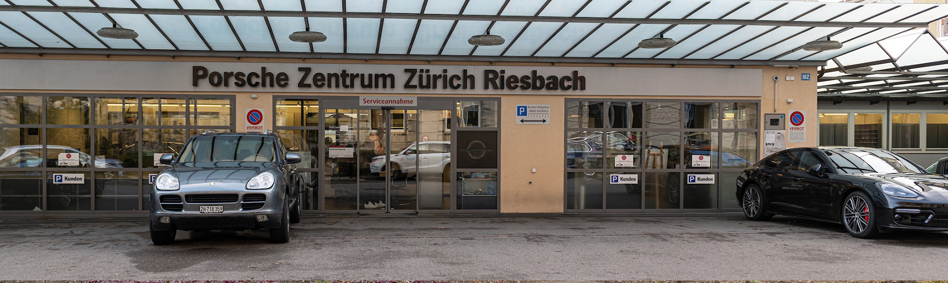 Reinigung im Porsche Zentrum Zürich